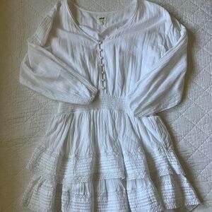 Classic white tired long sleeve sun dress